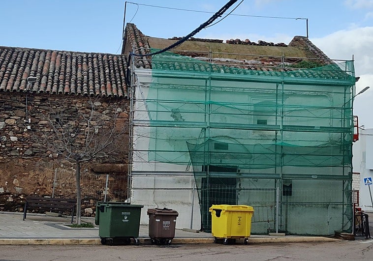Apuntalan la iglesia más antigua de Fuente del Maestre, sin cubierta desde el verano pasado